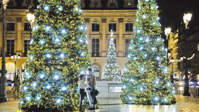 alumbrado navideño. La decoración en Europa se queda sin personas que puedan admirarla. Foto: E.P.