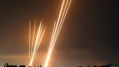 El movimiento islamista palestino Hamas dispara cohetes desde la ciudad de Gaza hacia Israel, en medio de la escalada de violencia israelí-palestina. Foto: Europa Press
