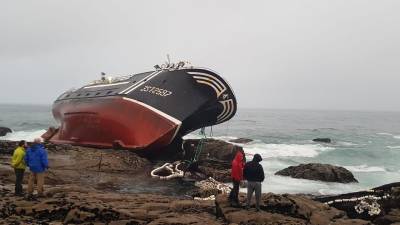 Muere un tripulante y cinco son rescatados cerca del Castro de Baroña