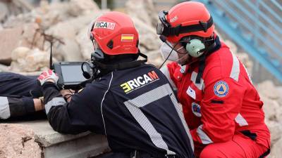 protección civil en pleno rescate. Foto: Europa Press