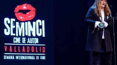 VALLADOLID, 24/10/2020.- La directora Isabel Coixet recibe la Espiga de Honor de la SEMINCI, festival en el que estrena, fuera de concurso, su último largometraje Nieva en Benidorm, hoy sábado en Valladolid. EFE/NACHO GALLEGO