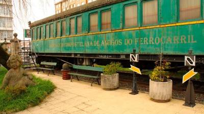 El vagón ‘Verderón’, ubicado en la entrada de la estación de tren. Foto: Contando Estrelas