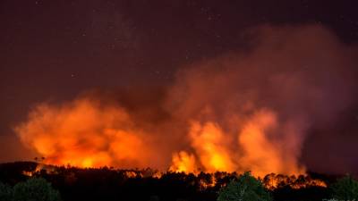 GRAF9883. TOÉN (OURENSE), 07/08/2020.- Incendio forestal que permanece activo en el municipio orensano de Toén. EFE/Brais Lorenzo