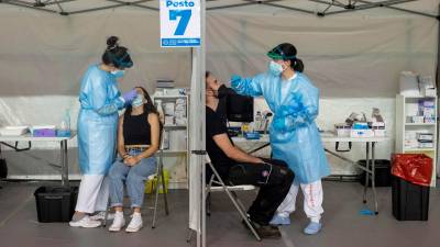 Covid. Dúas traballadoras realizando tests de antíxenos. Foto: B.L.