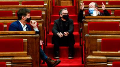 El socialista Iceta (d) conversa con los republicanos Sabrià (i) y Jové en el Parlament