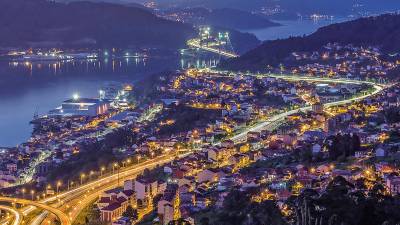 vigo de noche. Con Rande de fondo, Vigo es una de las ciudades más grandes de Galicia y, en consecuencia, una de las que más energía eléctrica consume diariamente. Foto: Flickr