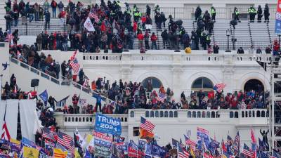 Algunos de los centenares de asaltantes del Congreso. Foto: Michael Reynolds/Efe 