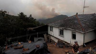 SAN CLODIO (LUGO), 06/09/2021.- Labores de extinción del incendio forestal declarado en la zona de San Clodio, en Lugo, con varios focos activos, que ha llegado incluso cerca de algunos pueblos. EFE/Eliseo Trigo