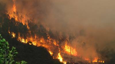 GRAF5137. SAN CLODIO (LUGO), 06/09/2021.- Labores de extinción del incendio forestal declarado en la zona de San Clodio, en Lugo, con varios focos activos, que ha llegado incluso cerca de algunos pueblos. EFE/Eliseo Trigo