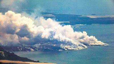 Vista de la nube tóxica formada por el contacto de la lava de Cumbre Vieja con el mar. Foto: EP
