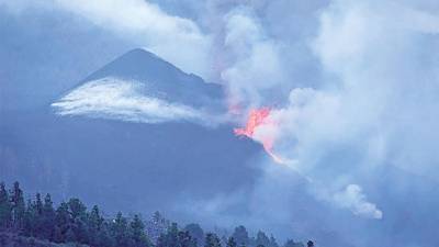 La erupción del volcán de Cumbre Vieja se mantiene activo y produce temblores Foto: EP