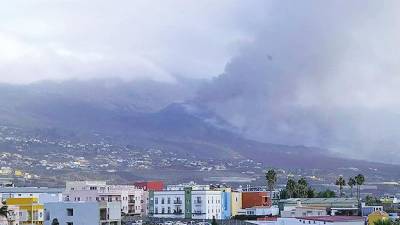 El volcán Cumbre Vieja en erupción este domingo Foto: EP