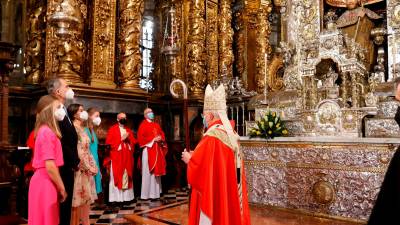 SANTIAGO. Monseñor Barrio, ayer, durante la ceremonia de la Ofrenda al Apóstol, a la que asistió la familia real al completo. Foto: Efe/Ballesteros