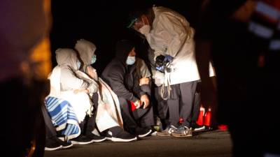 ÓRZOLA (LANZAROTE), 25/11/2020.- En la imagen, los inmigrantes rescatados al norte de Lanzarote, siendo atendidos por los servicios de emergencias. EFE/ Javier Fuentes