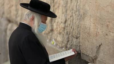 Un judío ultraortodoxo reza ante el Muro de las Lamentaciones de Jerusalén. Foto: Efe