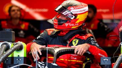 EL PILOTO ESPAÑOL Carlos Sainz en las instalaciones de boxes de Ferrari. Foto: Antonin Vincent / DPPI / AFP7 / Europa Press