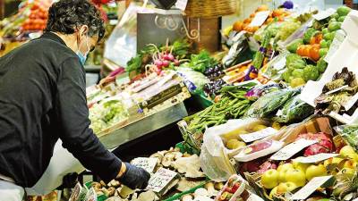 Un espectacular puesto de frutas y verduras en un mercado madrileño. Foto: Europa Press