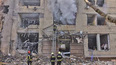 los bomberos ucranianos extinguen el fuego en un edificio dañado por un bombardeo rusa, en Kharkiv, al noreste de Ucrania. Foto: EFE / EPA / Roman Pilipey. 
