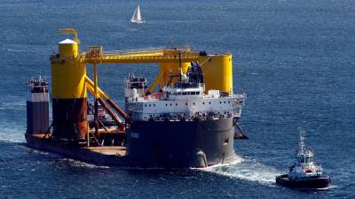 Sale de Ferrol el buque ‘Stalwart’ y estructuras del parque Kincardine