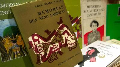 LETRAS. Exemplares de ‘Memorias dun neno labrego’, libro do mestre Neira Vilas. Foto: X.