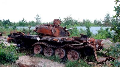 Región de Kyiv, Ucrania: Los restos de vehículos militares rusos destruidos se muestran cerca de la aldea de Dmytrivka, región de Kyiv, en el norte de Ucrania. FOTO: Volodymyr Tarasov / Zuma Press / ContactoPhoto 30/06/2022