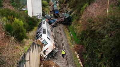 Imagen del tren accidentado en A Xesta, Lalín, Pontevedra. FOTO: Álvaro Ballesteros