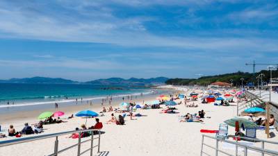 Varias personas se bañan y toman el sol en la playa de Samil, en Vigo, Pontevedra, Galicia (España). Marta Vázquez Rodríguez / Europa Press 30/05/2021