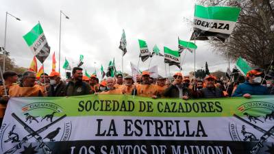 Varios manifestantes con banderas y una pancarta de la sociedad de cazadores La Estrella, en la marcha ‘20M’, a 20 de marzo de 2022, en Madrid (España). Los organizadores de esta convocatoria, denominada como ‘20M’, son Asaja, COAG, UPA, Real Federación Española de Caza (RFEC), Oficina Nacional de la Caza (ONC), Alianza Rural, Unión de Criadores del Toro de Lidia (UCTL), Federación Nacional de Comunidades de Regantes de España (Fenacore) y Cooperativas Agro-alimentarias. Esta multitudinaria marcha reivindica un futuro mejor para el mundo rural y las actividades que lo sustentan. // Isabel Infantes / Europa Press 20/03/2022