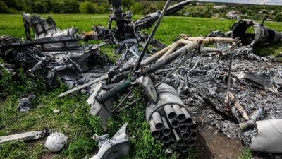 16 de mayo de 2022, Ucrania, Biskvitne: Los restos de un helicóptero ruso yacen en un campo bombardeado en Biskvitne, al este de Kharkiv. Foto: Aziz Karimov/SOPA Imágenes vía ZUMA Press Wire/dpa Aziz Karimov/SOPA Imágenes vía ZUM / DPA 16/05/2022