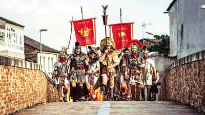 ESPECTÁCULO. Entrada doas soldados pola ponte romana da capital luguesa