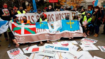 Protesta ante el Congreso de siete hosteleros gallegos tras caminar 15 días hasta Madrid