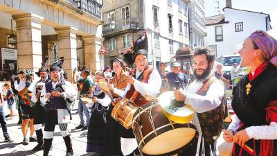 El folclore gallego no pudo faltar para animar el desfile del Día do Traxe en la zona monumental. Foto: F. Blanco