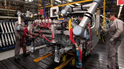 Interior de la planta de PSA Peugeot Citroën en Vigo, con robots que colaboran con humanos conocidos como cobots. Foto: PSA