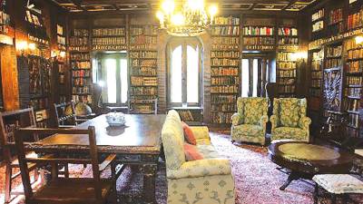 biblioteca. El lgran salón que utilizaba doña Emilia para escribir y guardar sus libros. Fotos: Conchi Paz
