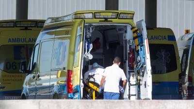 En la foto de archivo, un profesional sanitario baja de una ambulancia a un paciente con COVID en Lugo. CARLOS CASTRO/EUROPA PRESS