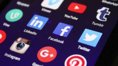 Pasar muchas horas en redes sociales aumenta el riesgo de acoso cibernético