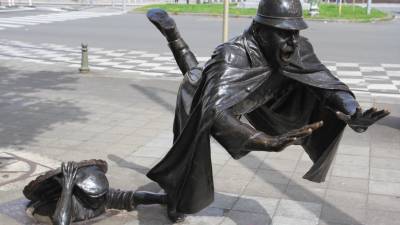 El Agente 15. Esta divertida estatua en el distrito de Bruselas lleva el sello del escultor Tom Frantzen. En ella se ve como el conocido Agente 15, surgido de la serie de Hergé Quique y Flupi, es agarrado por el pie derecho por un pícaro que se asoma por una boca de alcantarilla. (Imagen, notesfromcamelidcountry.net)