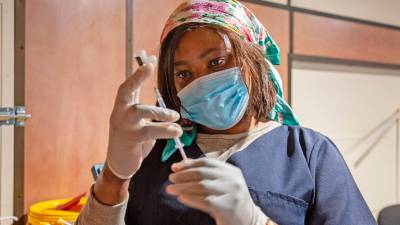 Una enfermera con una dosis de la vacuna contra el coronavirus preparada para inocular en Sudáfrica. Foto: Yeshiel-Xinhua News/ Europa press