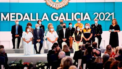 SANTIAGO DE COMPOSTELA, 25/07/2021.- Imagen de los premiados en la gala de entrega de la Medalla de Galicia 2021 en el acto celebrado este domingo en Santiago de Compostela. EFE/Ballesteros.
