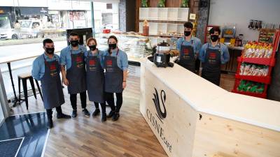 Personal de Cisne Café, un local hostelero abierto el año pasado en la rúa Figueiras de la mayor urbe de Ames, O Milladoiro. Foto: A. Hernández