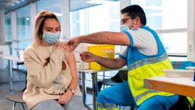Una mujer se vacuna en Madrid. Foto: Alberto Ortega / E.P.