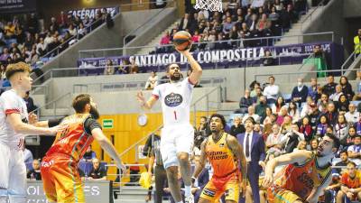 THOMAS Scrubb lanza a canasta durante el partido ante Valencia Basket en el Multiusos Fontes do Sar. Foto: A. Hernández 