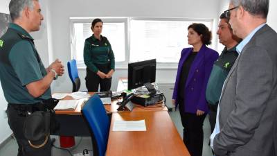 Una visita de la subdelegada del Gobierno, 3ª izquierda, al cuartel de O Milaldoiro, que cuenta con una unidad contra la violencia sexista. Foto: CDA