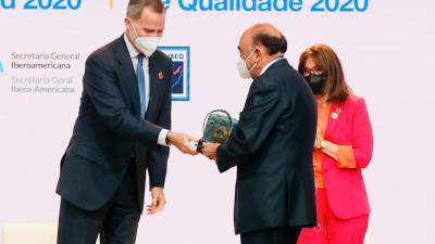 El rey entrega un reconocimiento a Luis Isasi. Foto: Europa Press