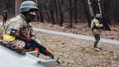 Un soldado del ejército ucraniano observa su posición