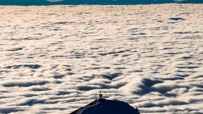 Un océano de nubes visto desde la montaña Malenson en el cantón de Friburgo, Suiza. (Autor, Jean-Christophe Bott para EFE).