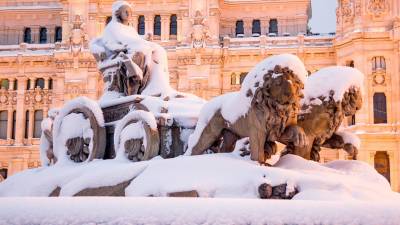 Fuente de Cibeles durante la gran nevada provocada por la borrasca ‘Filomena’, en Madrid (España). - Irina R.H. - Europa Press
