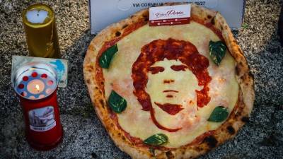 Nápoles (Italia), 26/11/2020.- En la imagen, pizza dejada en Nápoles por un fan de Maradona, con la cara del astro argentino. EFE/EPA/CESARE ABBATE