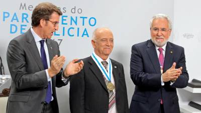 Acto de entrega de las medallas del Parlamento de Galicia 2017. Por la izquierda, Alberto Núñez, Francisco Puy y Miguel Santalices.Foto:ECG 