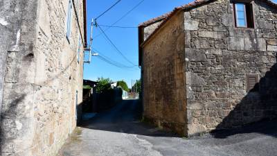Vista dunha rúa estreita de Ortoñiño, uns vieiros interiores dese núcleo que se van mellorar. Foto: CA